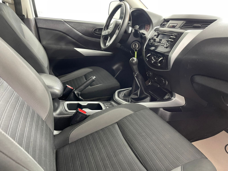 Nissan Comerciales Frontier y NP 300 Frontier Pick-Up 4 pts. Frontier SE, Doble Cab., L4, 2.5l, TM6, a/ac., VE, R-16 (cambio de línea) 2021